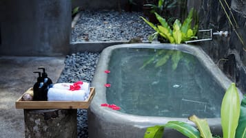 Villa de lujo, vista al jardín | Baño | Tina y regadera independientes y amenidades de baño gratuitas