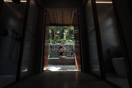 Exclusive Villa, 1 King Bed, Garden View | Bathroom. Inigtan Lio Villas