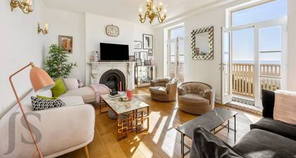 Townhouse on the beach by Urban Roost
