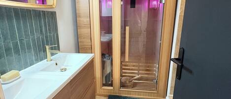 تجهيزات دش، مجففات شعر، مناشف، صابون