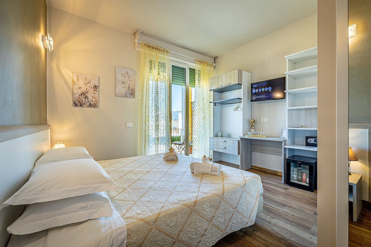 In-room safe, desk, laptop workspace, soundproofing