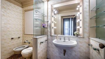 Phòng Suite dành cho gia đình, ban công, quang cảnh thành phố | Phòng tắm | Buồng tắm vòi sen, máy sấy tóc, áo choàng tắm, chậu vệ sinh/vòi rửa