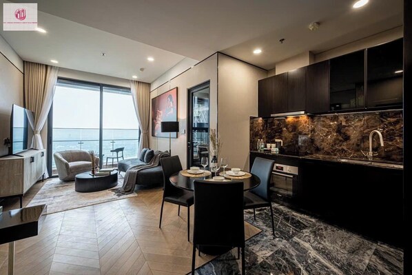 Panoramic Apartment, 1 King Bed, City View | Minibar, free WiFi, bed sheets