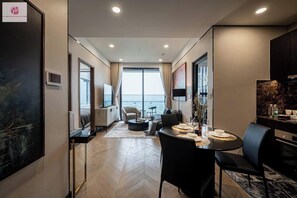 Departamento panorámico, 1 cama King size, vista a la ciudad | Área de sala de estar | Televisión de pantalla plana de 24 pulgadas con canales por cable 