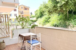 Outdoor dining - P067 – Porto Recanati, Charming One-Bedroom Apartment with Parking Space (Porto Recanati)
