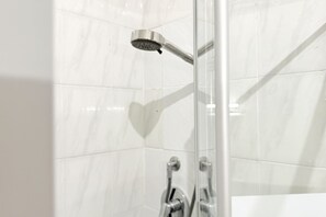 Shower, bidet, towels - P067 – Porto Recanati, Charming One-Bedroom Apartment with Parking Space (Porto Recanati)