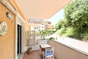 Outdoor dining - P067 – Porto Recanati, Charming One-Bedroom Apartment with Parking Space (Porto Recanati)