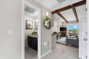 公寓式客房, 多张床, 露台 (Little Dipper) | 起居区 | 42-英寸纯平电视（配备数码频道）