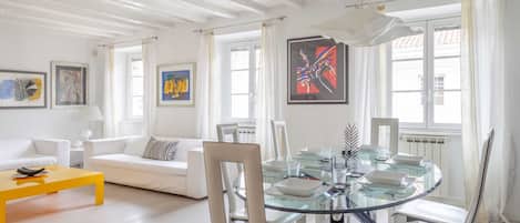Apartment, 3 Bedrooms, Air conditioning | Living area