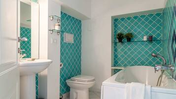 Apartment, 3 Bedrooms, Air conditioning | Bathroom