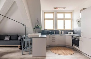 Een koelkast, een microgolfoven, een oven, een vaatwasser