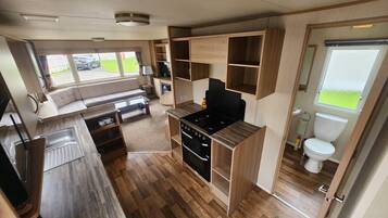 Lemari es, microwave, oven, dan kompor