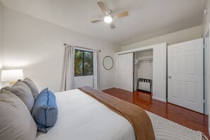 3 bedrooms, desk, iron/ironing board, travel crib