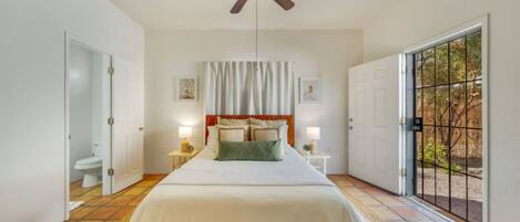 3 habitaciones, escritorio y tabla de planchar con plancha