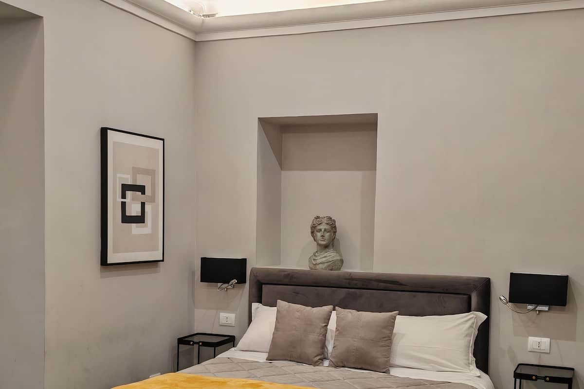 Comfort trippelrum | Värdeförvaringsskåp på rummet och mörkläggningsgardiner