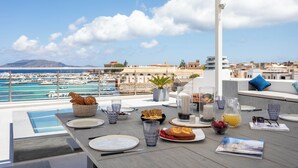 Área de refeições no terraço com vista para o porto e para a cidade.