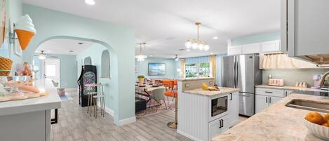 Refrigerador, microondas, horno, placa de cocina