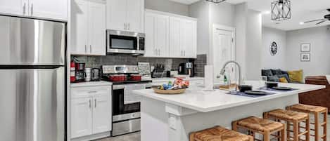 Refrigerador, microondas, horno y parrilla de estufa