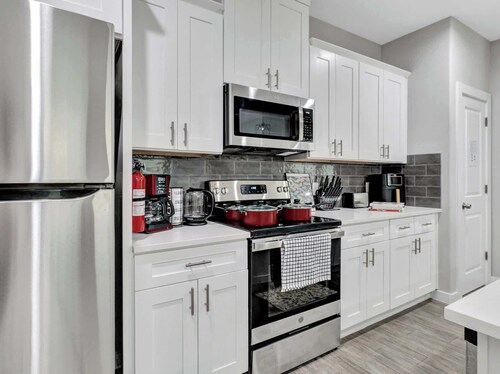 New*Waxahachie Walk Up, 8PPL. 1 Mi DWTN, 10 Min Nolan University+BS&W. Book Now!