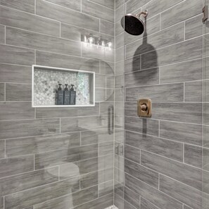 Shower, hair dryer - New*Waxahachie Walk Up, 8PPL. 1 Mi DWTN, 10 Min Nolan University+BS&W (Waxahachie)