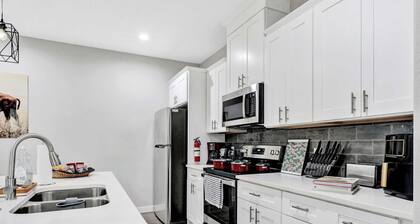 3BD Walkup | Backyard Paradise | 5 Mins to DWTN - - Professionally managed by S