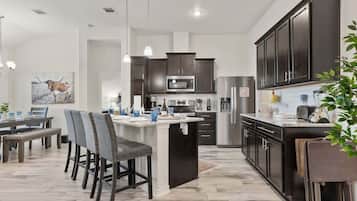 冰箱、微波炉、烤箱、炉灶