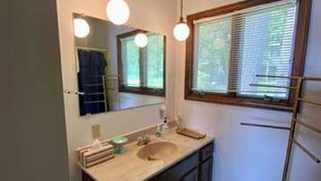 Secador de pelo, toallas, jabón, papel higiénico