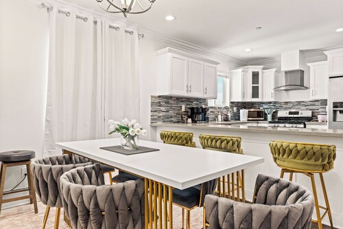 Spacious 4-bedroom townhome in beautiful Los Angeles with private parking