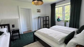 4 bedrooms, iron/ironing board, free WiFi, bed sheets