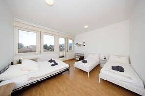 2 bedrooms, desk, iron/ironing board, WiFi
