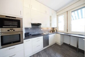 Refrigerador, horno, placa de cocina, lavavajillas