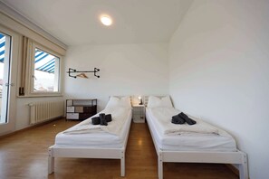 2 habitaciones, escritorio, tabla de planchar con plancha y wifi