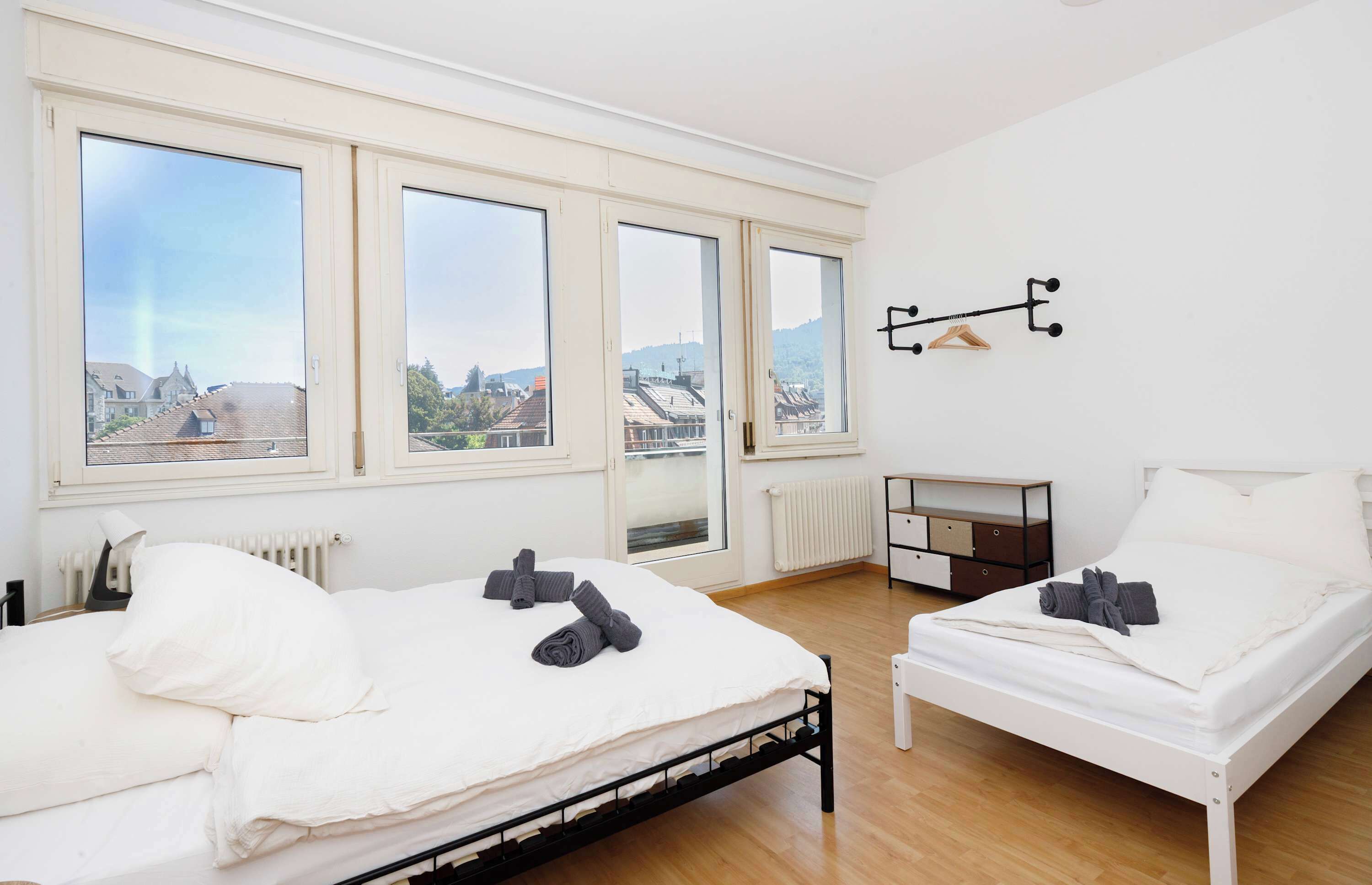 2 habitaciones, escritorio, tabla de planchar con plancha y wifi 