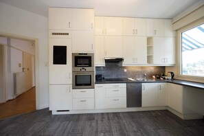 Fridge, oven, stovetop, dishwasher