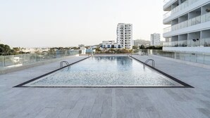 Una piscina en la azotea con vistas despejadas de los edificios circundantes.