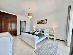 4 bedrooms, cots/infant beds, bed sheets - Quarteira Amazing Villa by Homing (Loulé)