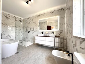 Shower, towels - Quarteira Amazing Villa by Homing (Loulé)