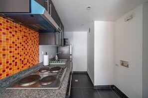 Fridge, microwave, oven, coffee/tea maker