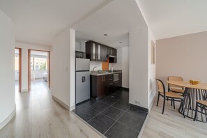 Mikrovågsugn, ugn, kaffe- och tebryggare och grytor/köksredskap