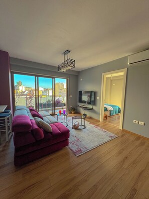 Smart TV - Cosy Central 2BR w/ Balconies, Chill Room and Plant Filled Vibes - Tirana (Tiranë)