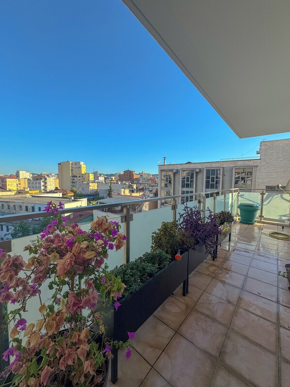 Terrace/patio - Cosy Central 2BR w/ Balconies, Chill Room and Plant Filled Vibes - Tirana (Tiranë)