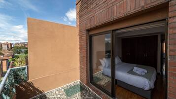 4 bedrooms, iron/ironing board, bed sheets