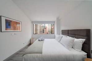 2 habitaciones, tabla de planchar con plancha y ropa de cama 
