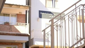 A hotel entrance with a staircase leading to a balcony. - Hotel Costa Limay (Plottier)