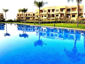 Una piscina al aire libre