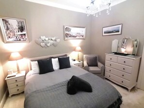 2 bedrooms, iron/ironing board, free WiFi, bed sheets - Welcome to this unforgettable getaway in the heart of London's Westminster. (London)