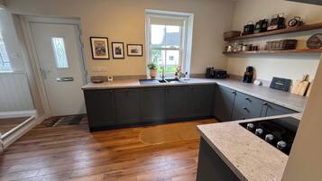 Rentaplats i utensilis de cuina, vaixella i coberteria