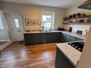 Dishwasher, cookware/dishes/utensils - Old Station Cottage (Hexham)