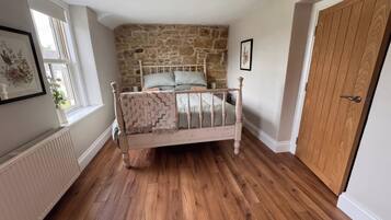 2 dormitorios, decoración individual, mobiliario individual