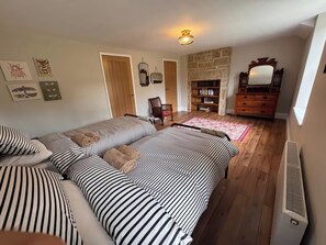 2 bedrooms, individually decorated, individually furnished, free WiFi - Old Station Cottage (Hexham)